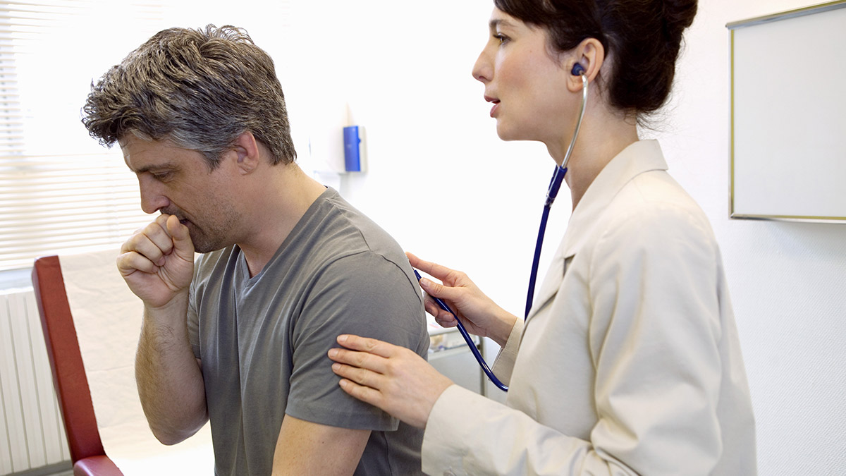 Göğüs Hastalıkları Uzmanı Dr. Öğr. Ü. Seha Akduman, Solunum yolu hastalıklarında yaşanan artışın özellikle KOAH ve astım hastaları için risk oluşturduğuna işaret etti.