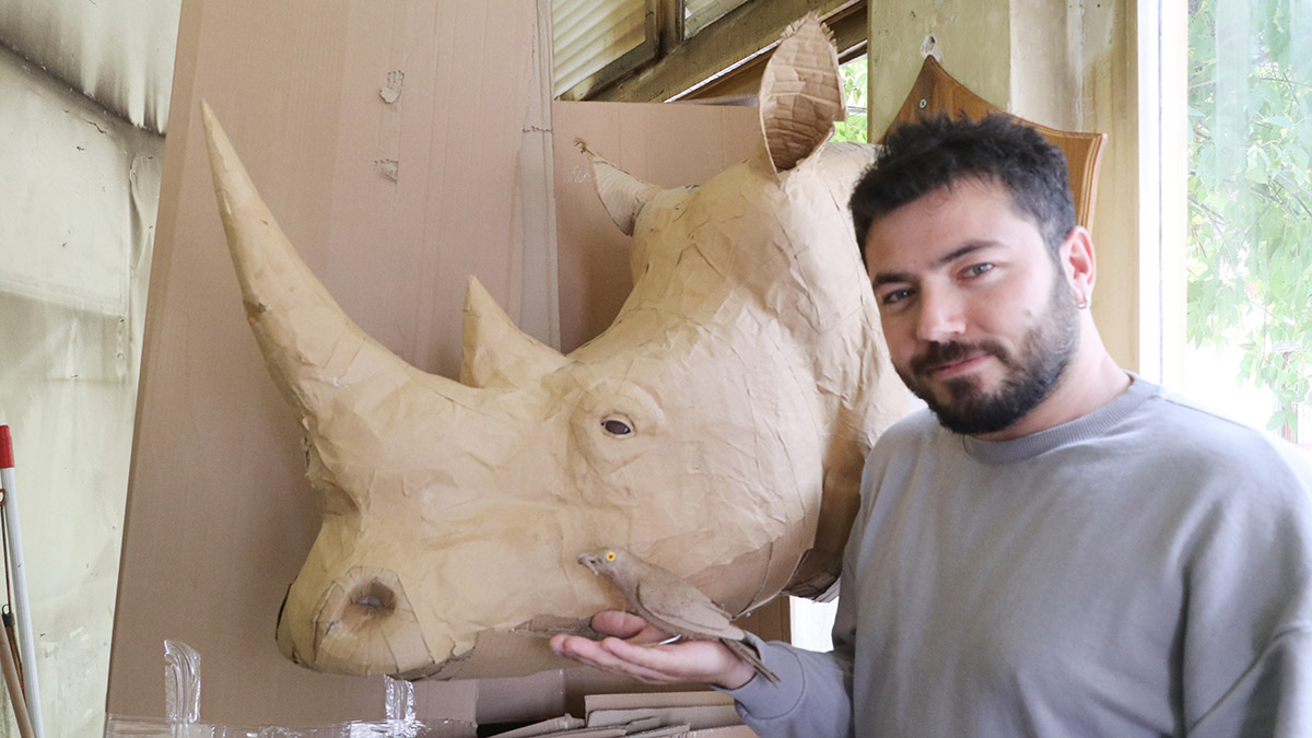 Atık kartonlarla hayvan figürleri yapıyor