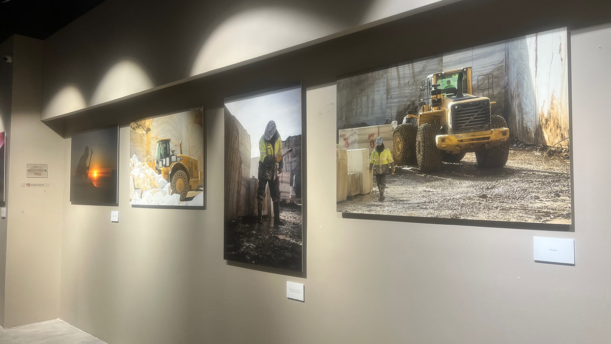 Marmara Adası'ndaki mermer ocağında bulunan atık taşlar, heykeltraşlar tarafından sanat eserlerine dönüştürüldü. O anları fotoğraflayan muhabir Nedim Bayhan ile Çevre Mühendisi ve fotoğraf sanatçısı Furkan Yaman'ın fotoğraflarının bulunduğu Atıktan Heykele fotoğraf sergisi sanatseverlerle buluştu.