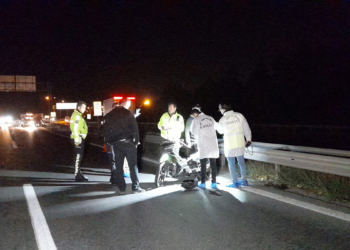 Bariyerlere çarpan motosiklet sürücüsü öldü