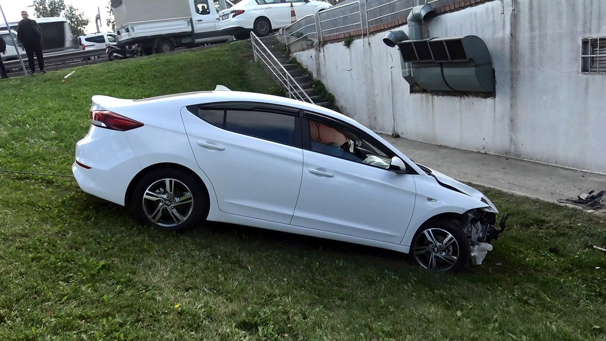 Avcılar'da otomobil şarampole yuvarlanarak duvara çarptı