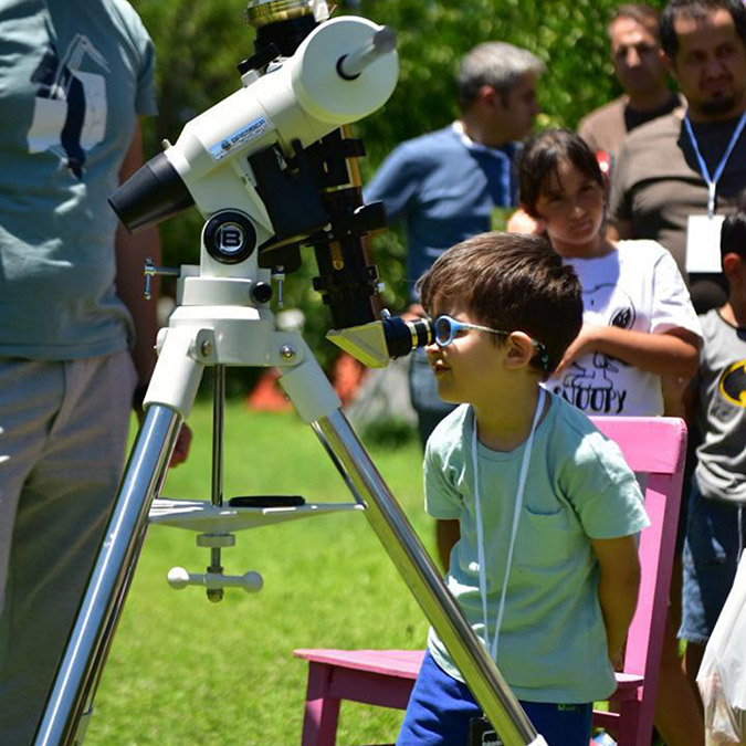 TÜBİTAK Ulusal Gözlemevi'nin (TUG) 2022 Yılı Önemli Gök Olayları Yıllığı'nda yer alan parçalı Güneş tutulması 25 Ekim'de gerçekleşecek. Tutulma, Türkiye saati ile 12.40 ile 15.05 arasında yaşanacak; Güneş'in yaklaşık yüzde 50'si, Ay tarafından örtülecek.