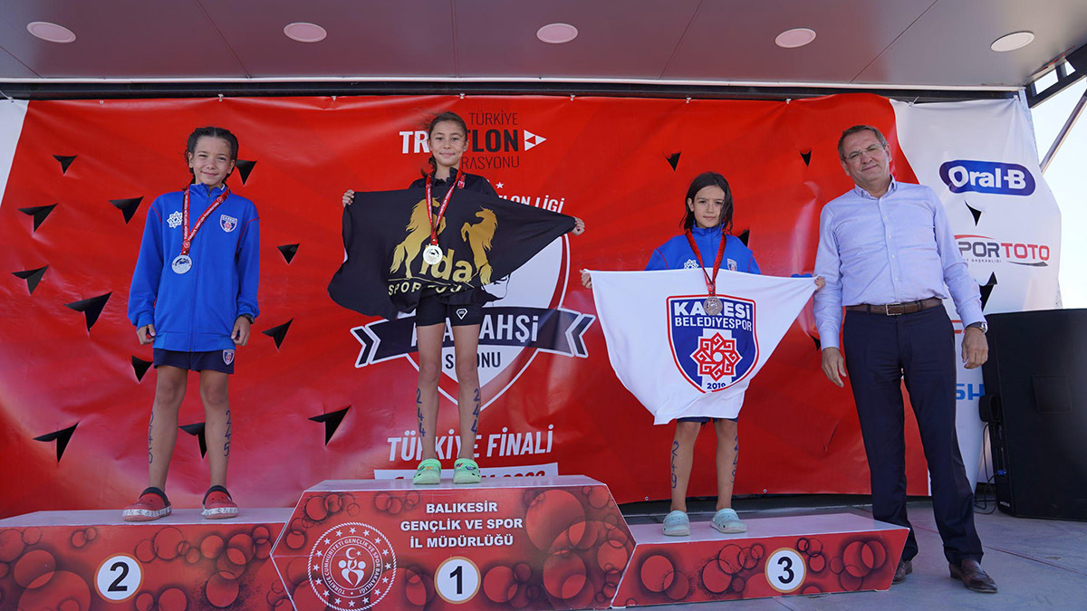 Ayvalık Triatlon Şampiyonası çekişmeli geçti