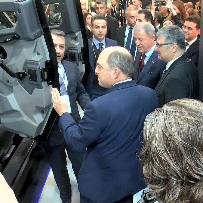 Ben Wallace SAHA EXPO Fuarı'nı ziyaret etti