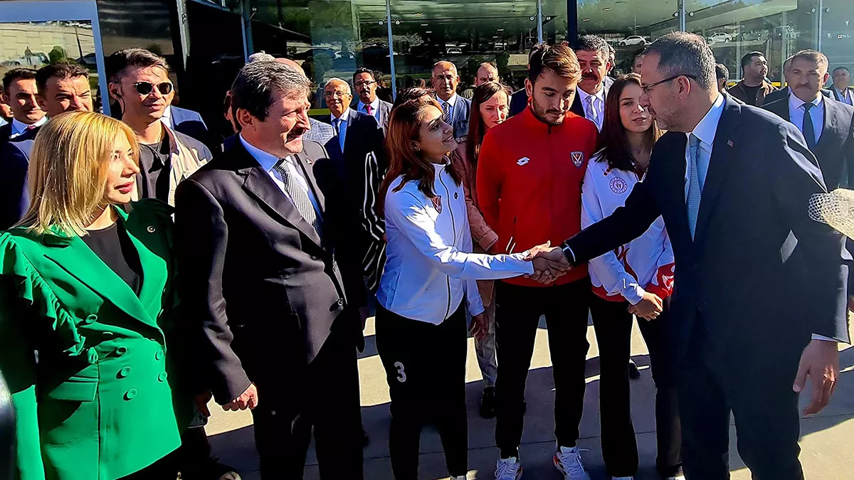 Gençlik ve spor bakanı mehmet muharrem kasapoğlu, "bu yıl yurt ücretlerine zam yapmadık. Geçtiğimiz yıl olduğu gibi yurt ücretlerimiz 250 ile 450 lira arasında değişiyor" diye konuştu.