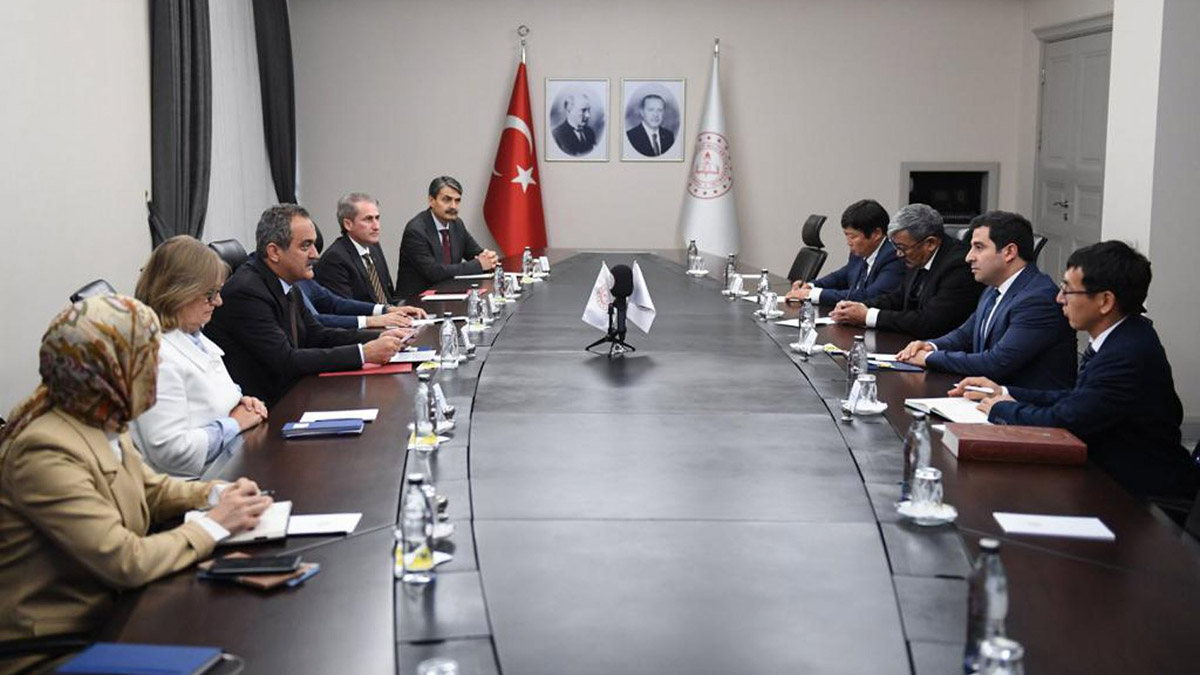 Mahmut Özer, arkeologları kabul etti