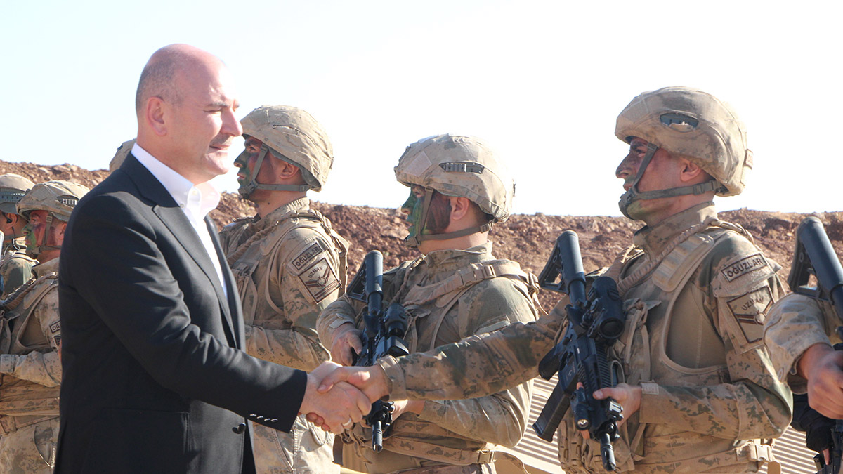 İçişleri Bakanı Süleyman Soylu, "29 Ekim 2023‘te bu ülke sınırları içerisinde, sınırlarımızın içerisindeki kırsalda bir tek terörist kalmayacak. Tabii Meclis’teki teröristleri saymıyoruz” dedi.