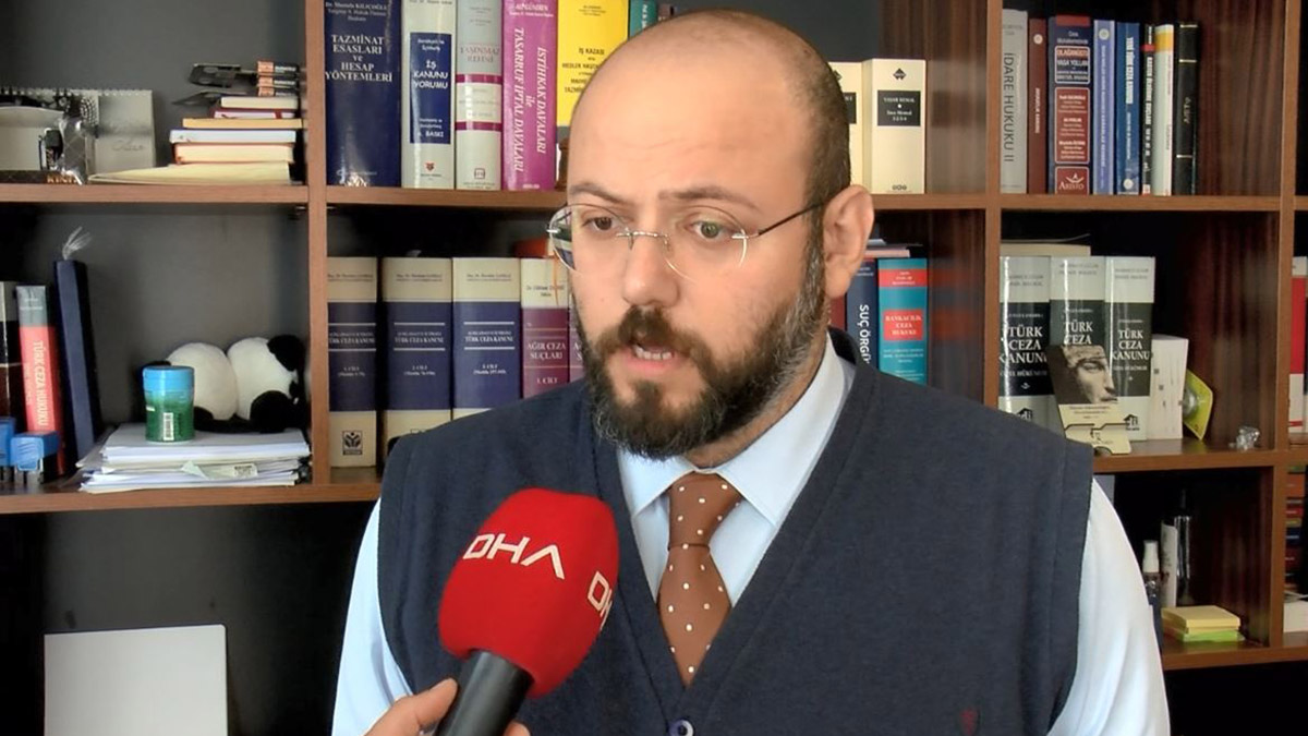 Bakırköy'de Avukat Levent D., bir elinde kılıç diğer elinde satırla meslektaşı Ramazan Erdoğan'ı sonra da sokaktakileri tehdit etti.