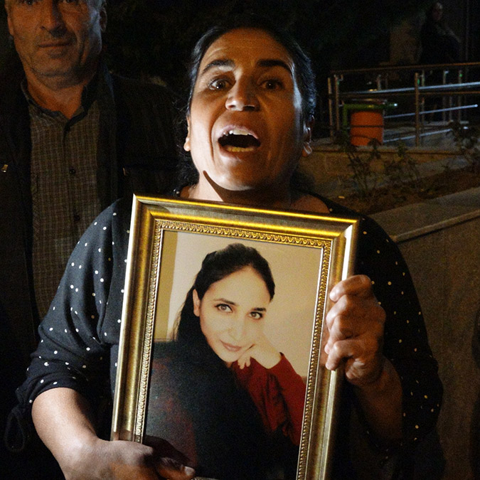 Baldız cinayeti sanığı Emrah Özkan "Olayın yaşandığı gün ben eşimle konuşurken Ezgi arabadan inerek bana aşağılayıcı sözler söyledi. Her şey bir anda oldu. Psikolojim iyi değildi" dedi.