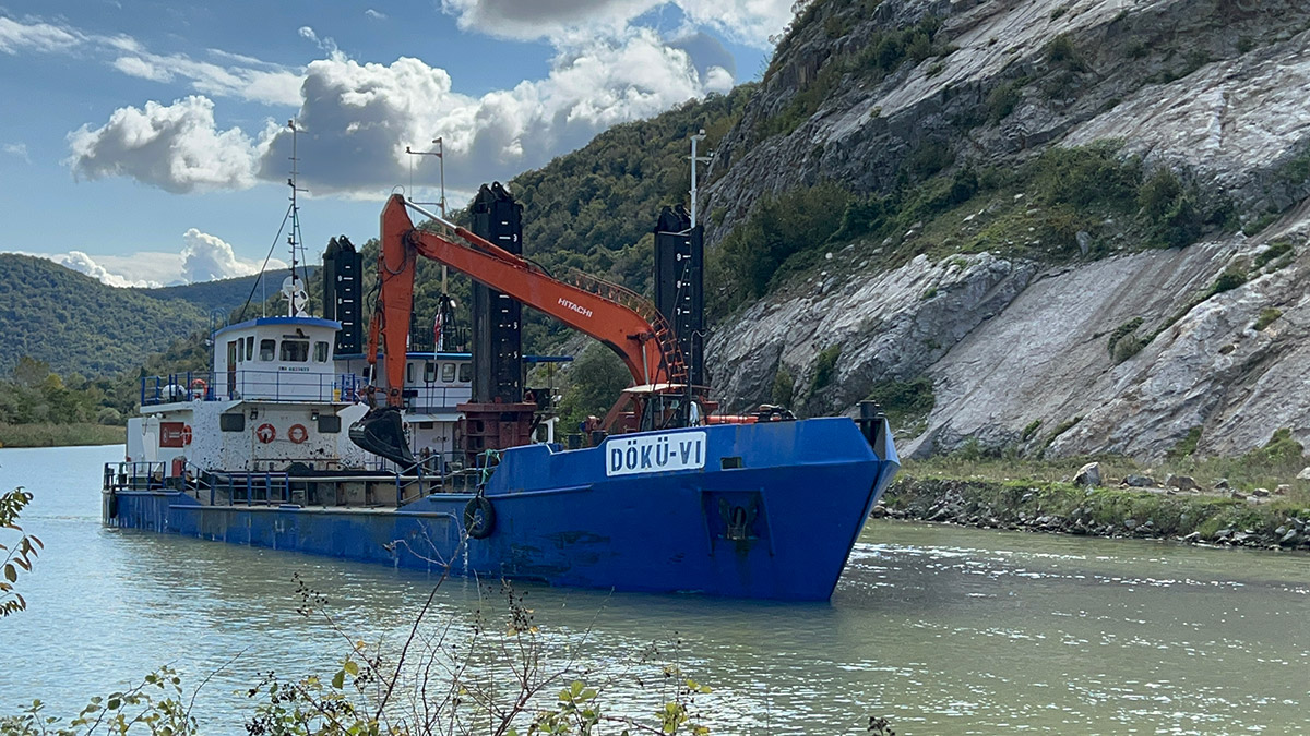 Bartın'da ırmak yatağında oluşan toprak yığınları temizleniyor