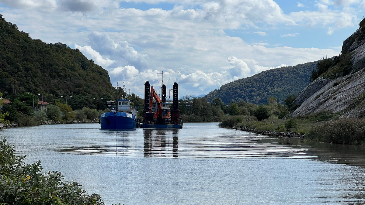 Bartın'da ırmak yatağında oluşan toprak yığınları temizleniyor