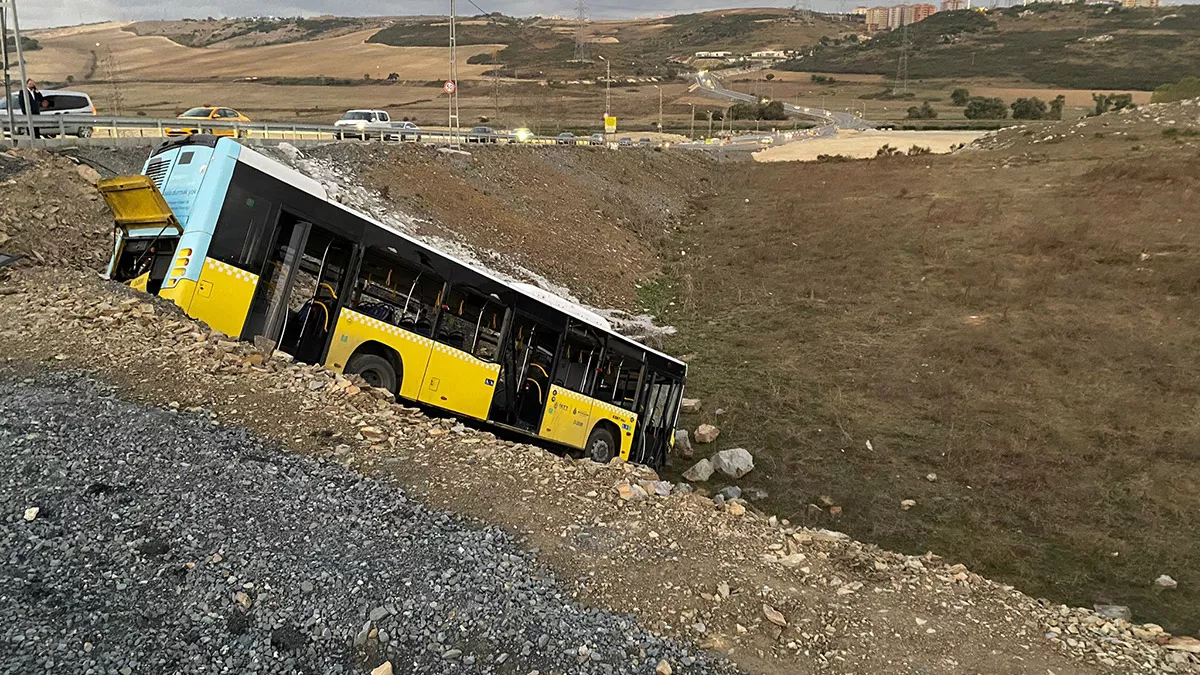 Başakşehir'de i̇ett otobüsü şarampole düştü