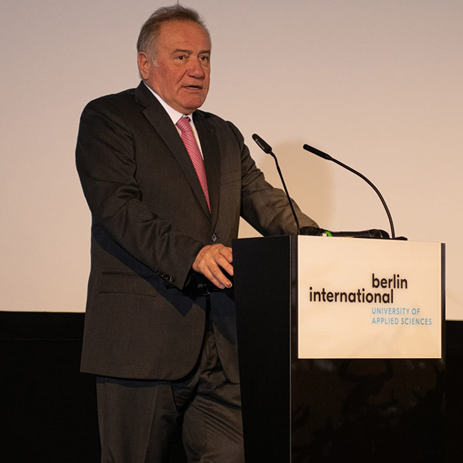 Berlin International Üniversitesi mezunlarını verdi