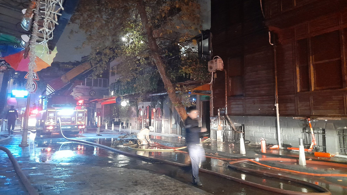 Beşiktaş'ta 2 katlı ahşap kafede yangın