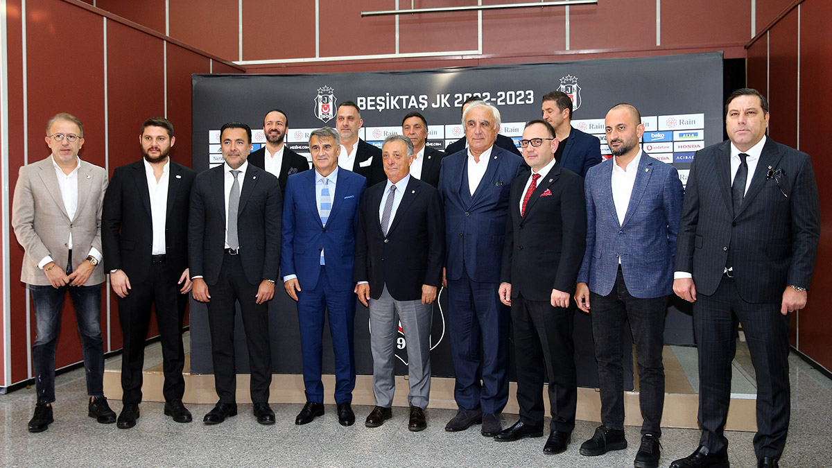 Şenol Güneş 2'nci kez Beşiktaş'ta göreve geldi. Teknik direktör Şenol Güneş için imza töreni düzenlendi.