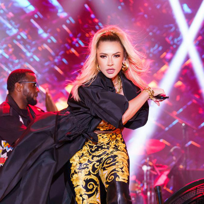 Hadise Beşiktaş Festivali'nde konser verdi