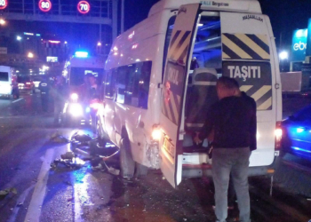 Lastiği patlayan servi aracı kazaya yol açtı