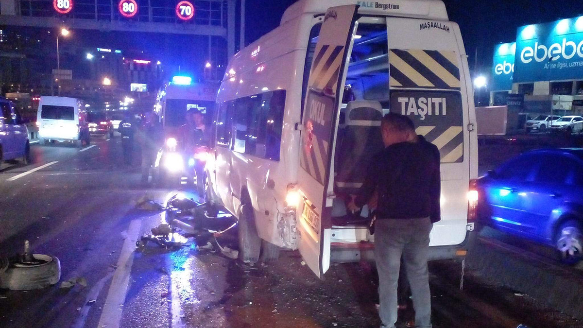 Lastiği patlayan servi aracı kazaya yol açtı