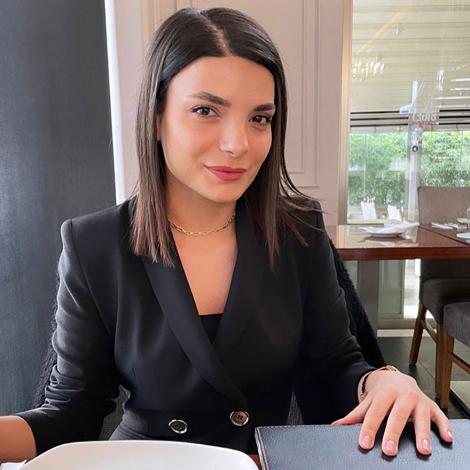 8 Eylül günü saat 18.15 sıralarında Beylikdüzü'nde AVM'nin terasından düşen Kader (25) hayatını kaybetti.