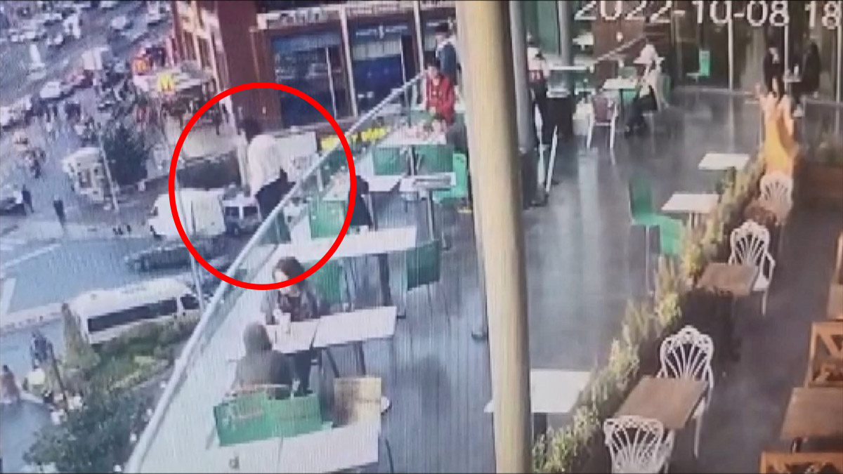 AVM'nin terasından düşen Kader öldü