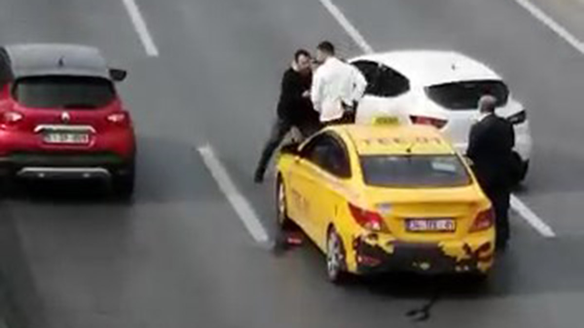 Beylikdüzü'nde kazadan sonra kavga; taksi şöförüne kafa attı