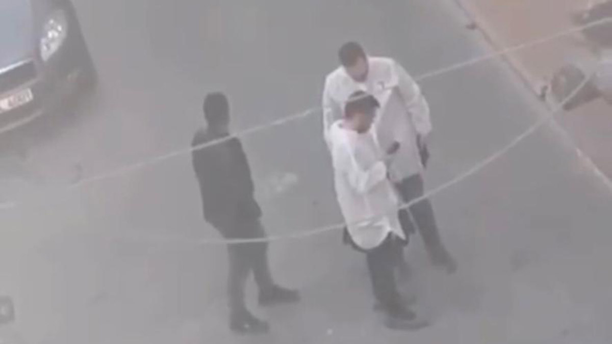 Beyoğlu'nda 2 hırsız evine girdikleri kadının boğazını kesip kolundaki bilezikleri çalarak kaçtı. Polis, şüphelileri yakalamak için çalışma başlattı.