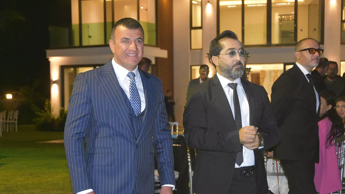 İş insanı muhsin bayrak tarafından kurulan kripto para borsası abstocks'un yüzde 60'ı dubaili el maktum ailesi'nden ali kassabb'ın sahibi olduğu centurion&co şirketine satıldı.