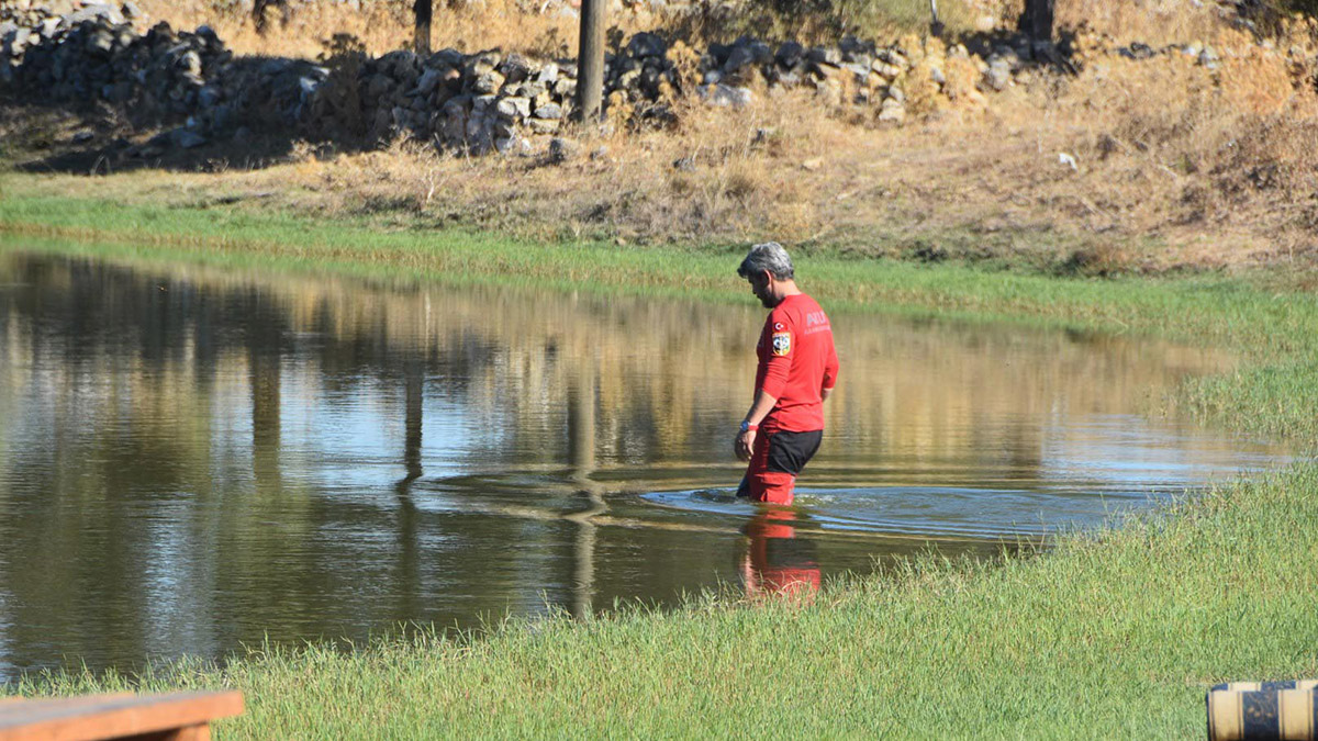 Muğla'nın Bodrum ilçesinde, hakkında önceki gün kayıp başvurusu yapılan Bodrum Belediyesi çalışanı Tolga Yabacı'nın (32) Sazköy Göleti'nde cansız bedenine ulaşıldı.