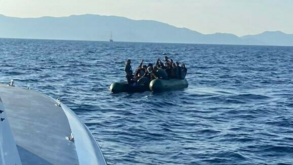 Türk kara sularına geri itilen 30 kaçak göçmen kurtarıldı