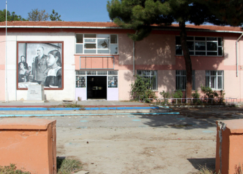 Boşaltılan okulun kapıları ve petekleri çalındı