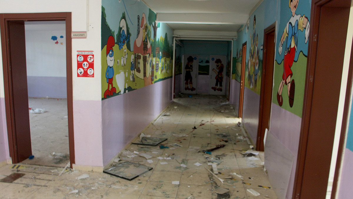 Edirne'de depreme dayanıklı olmadığı gerekçesiyle boşaltılan okulun kapıları, petekleri ve kabloları çalındı.