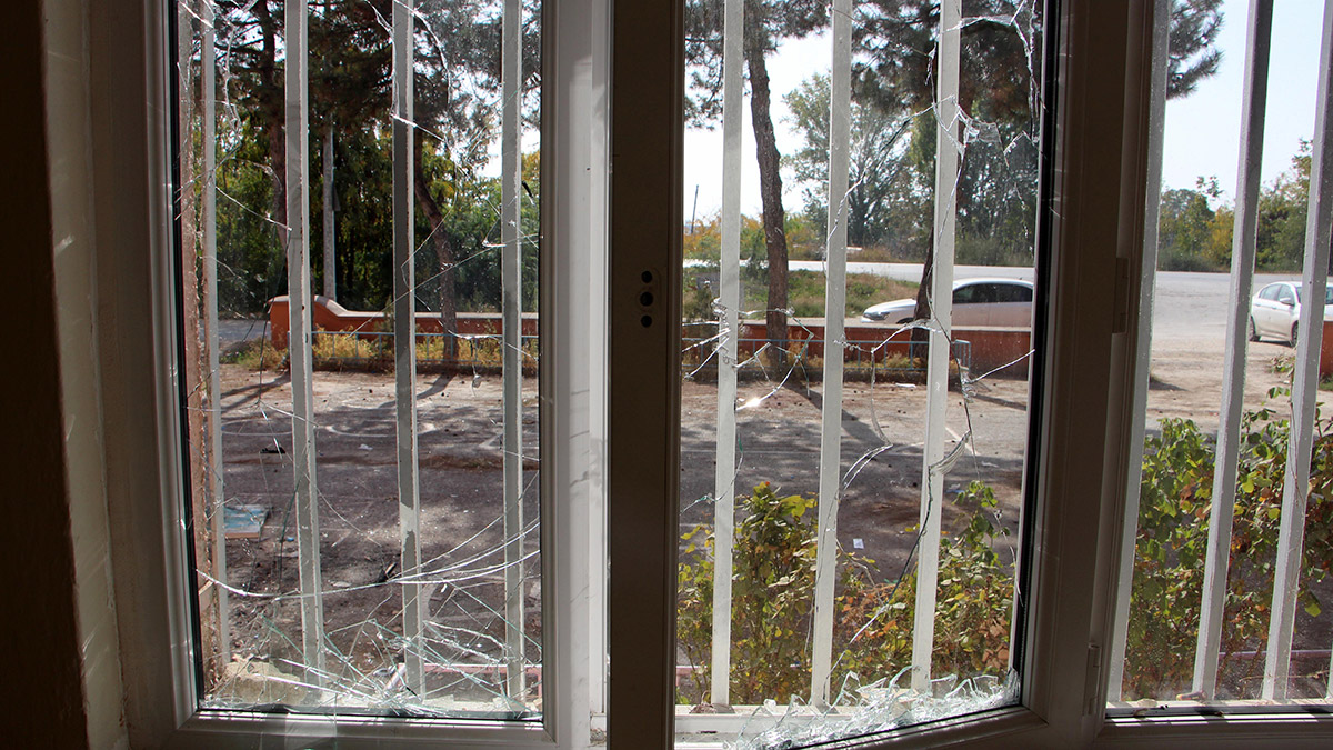 Boşaltılan okulun kapıları ve petekleri çalındı