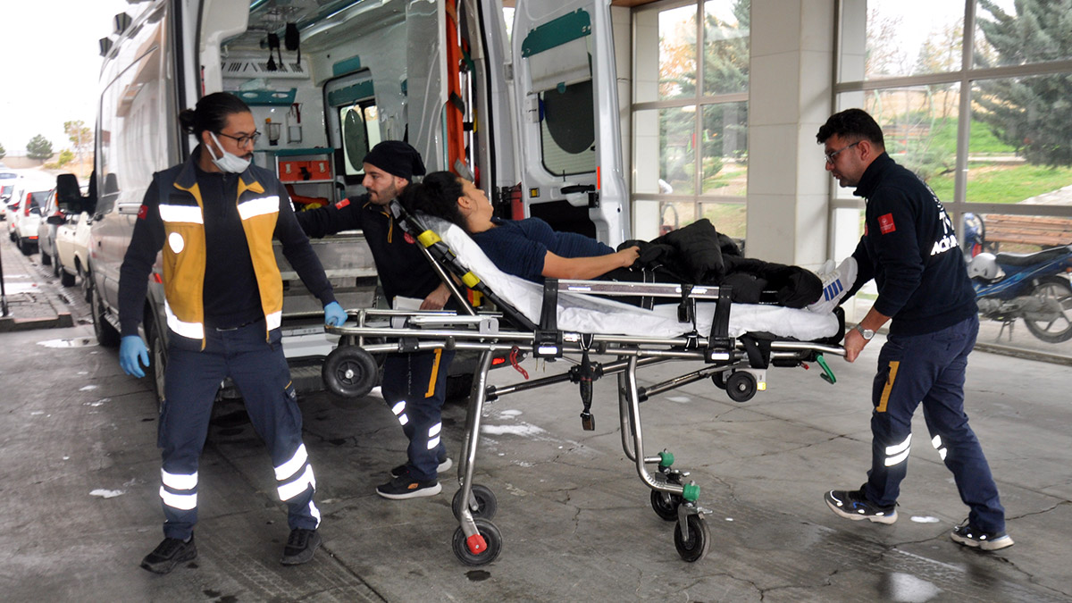 Boşanma aşamasındaki eşini karnından bıçakladı