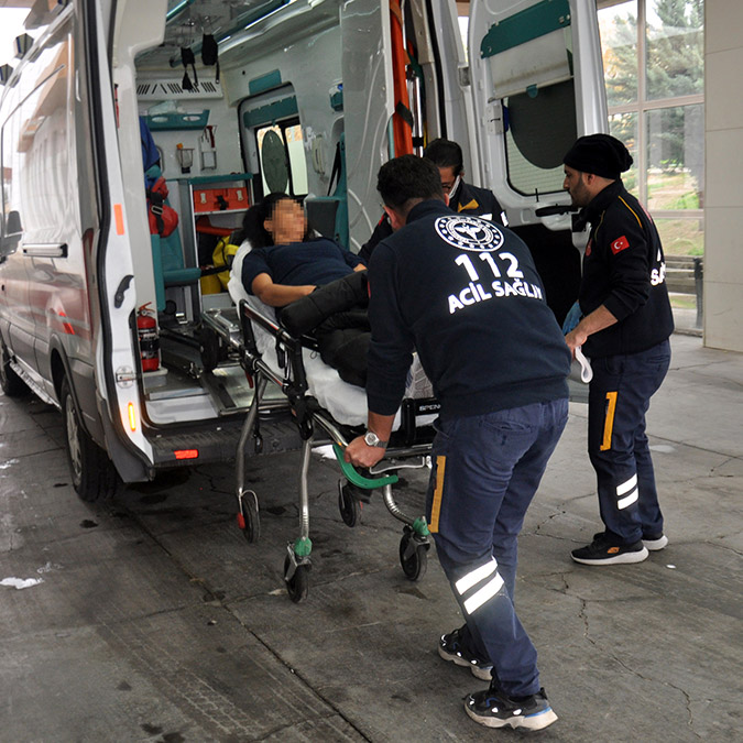 Boşanma aşamasındaki eşini karnından bıçakladı