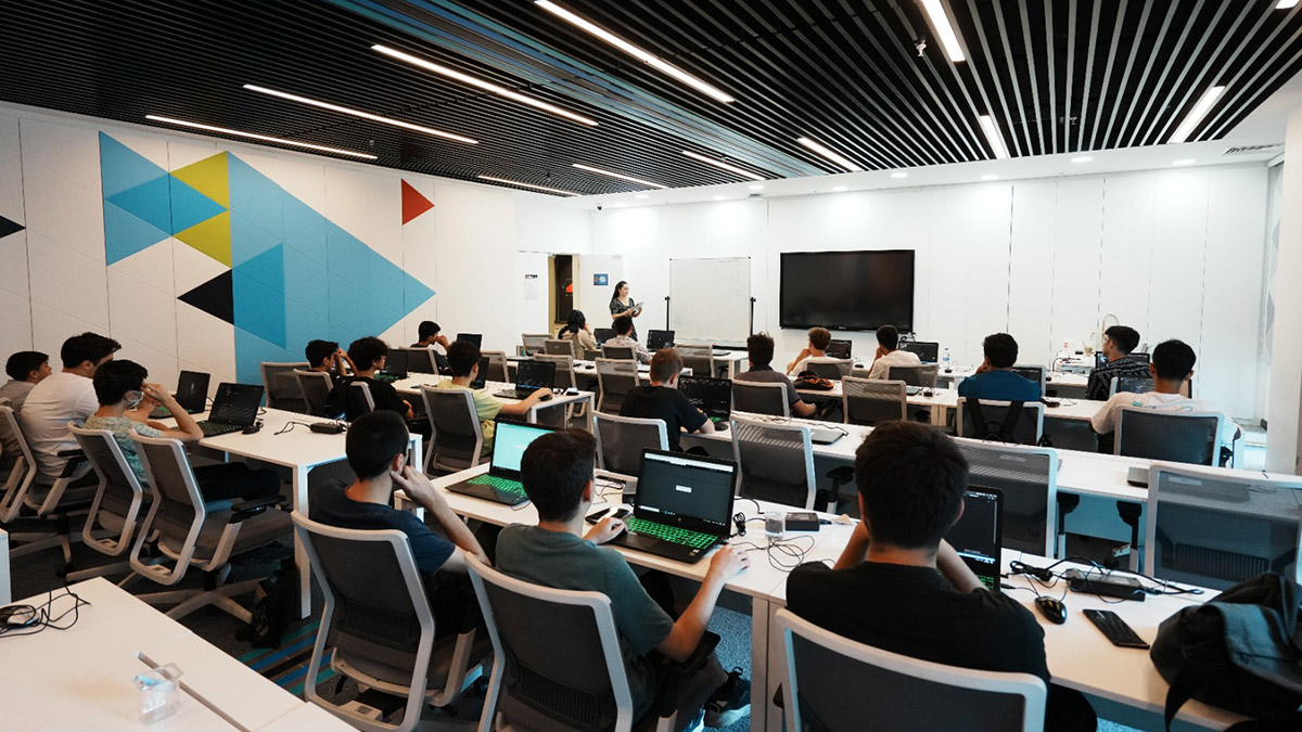 Ulaştırma ve Altyapı Bakanlığı, Bilgi Teknolojileri ve İletişim Kurumu (BTK) bünyesindeki BTK Akademi'nin 12 Kasım- 8 Ocak arasındaki yazılım kamplarında yaklaşık 1110 öğrenciye eğitim verileceğini duyurdu.