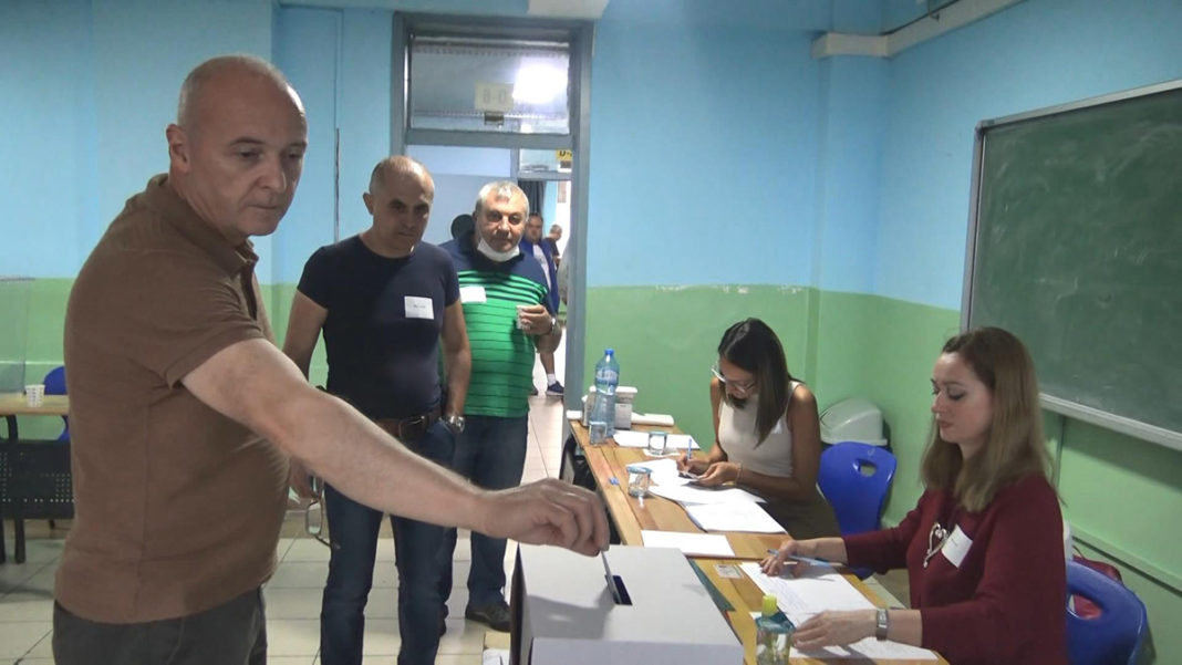 Bulgaristan'daki erken seçim için oy verme işlemi başladı