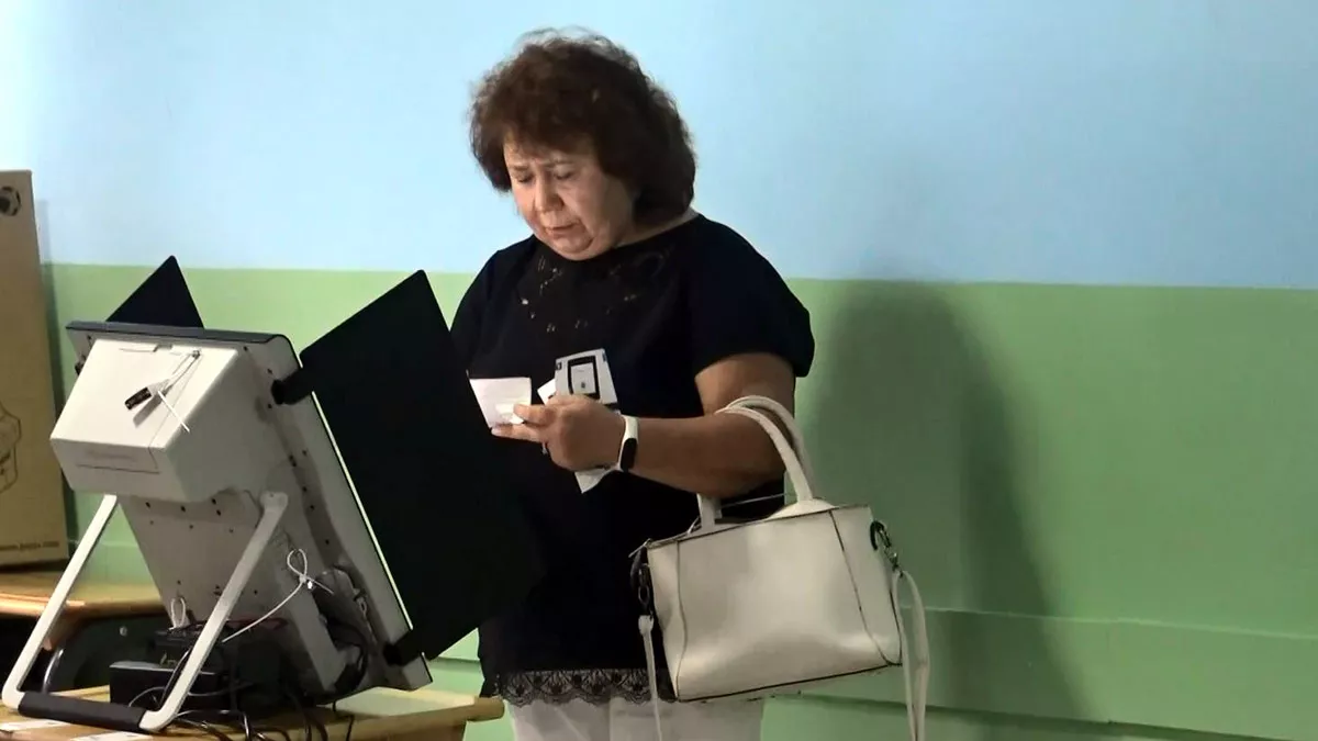 Bulgaristan'daki erken seçim için oy verme işlemi başladı