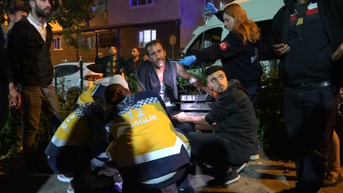 Baba ve 2 oğluna pala ve bıçakla saldırdılar