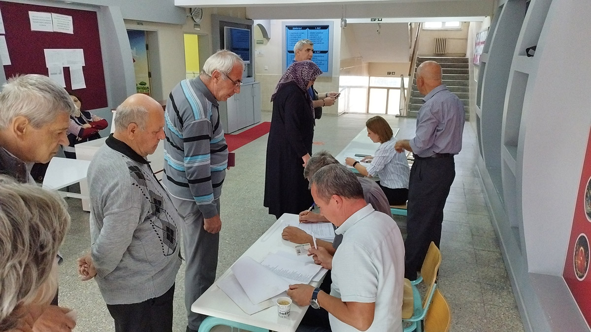 Bulgaristan'da alınan erken genel seçim kararının ardından Türkiye’de 22 ilde kurulan 166 sandıkta oy verme işlemi başladı. Bugün saat 07.00’de başlayan oy verme işlemi saat 20.00’ye kadar devam edecek.