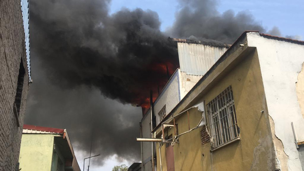 Bursa'da mobilya imalathanesinde yangın