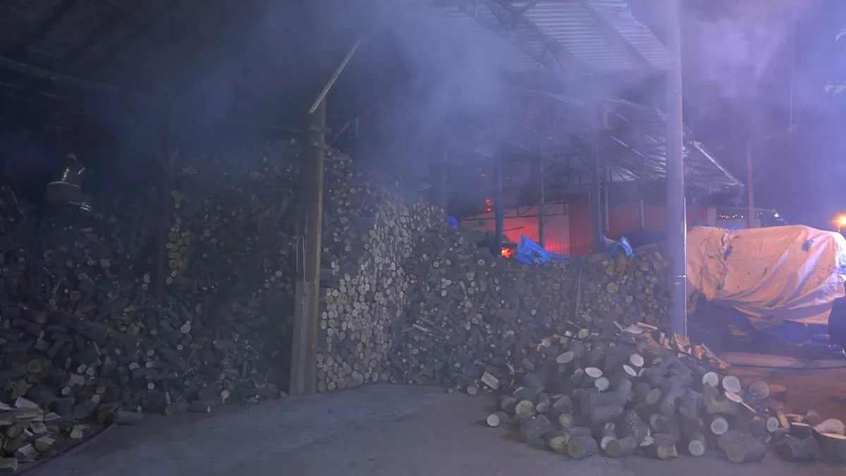 Kömür ve odun depolama tesisinde yangın
