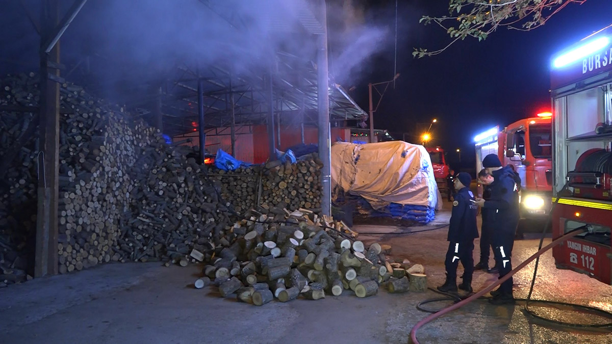 Bursa'da odun ve kömür depolama tesisinde korkutan yangın