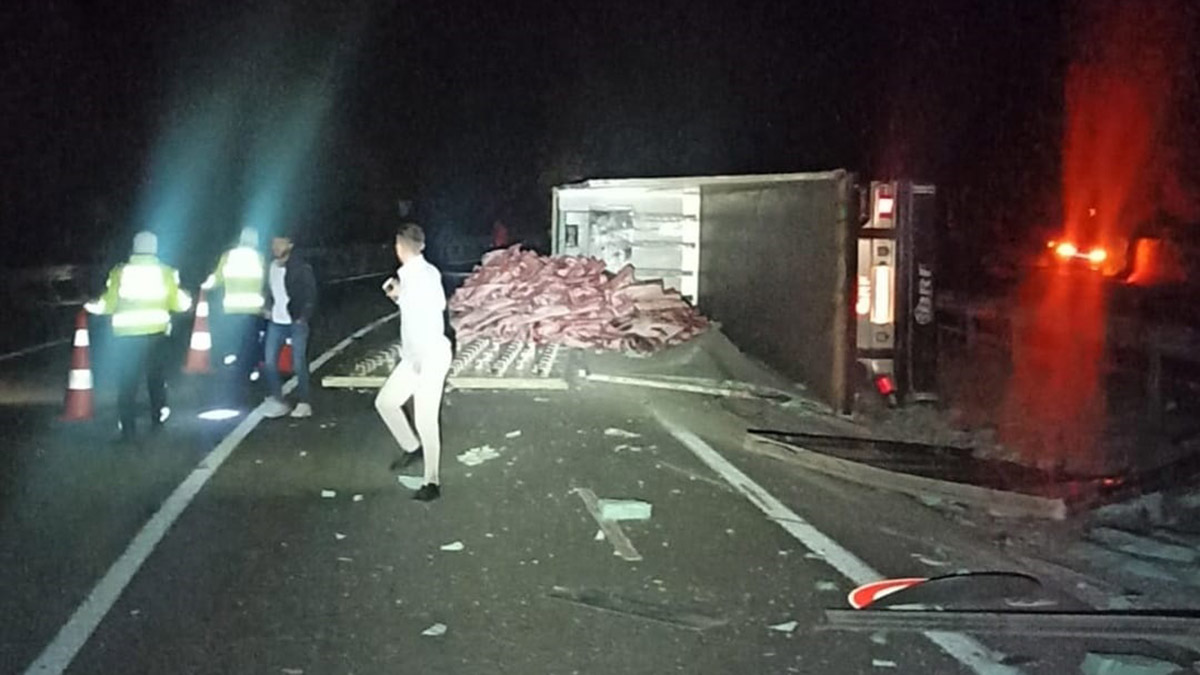 TIR'daki tonlarca karkas et yola saçıldı