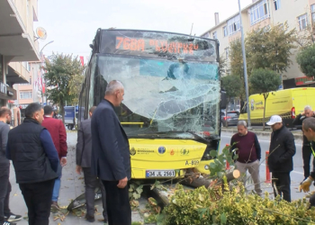 İETT şoförü önce motosikletliye sonra ağaca çarptı