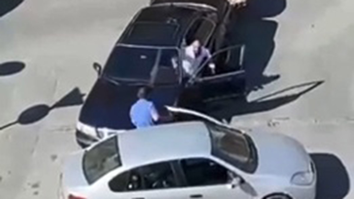 Trafikte balta ile sürücülerin üzerine yürüdü