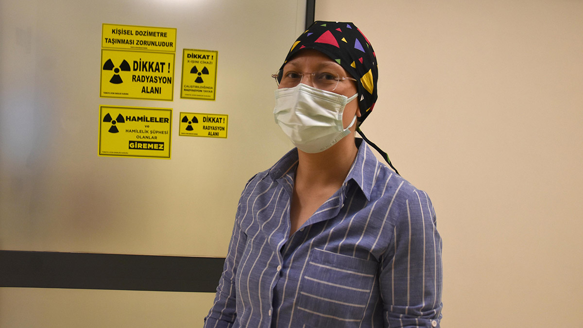 Eskişehir Şehir Hastanesi Ortopedi Bölümü'nde tıbbi sekreter Ümmüşe Türel'e (39), sağlık taramasında birinci evre meme kanseri teşhisi konuldu.