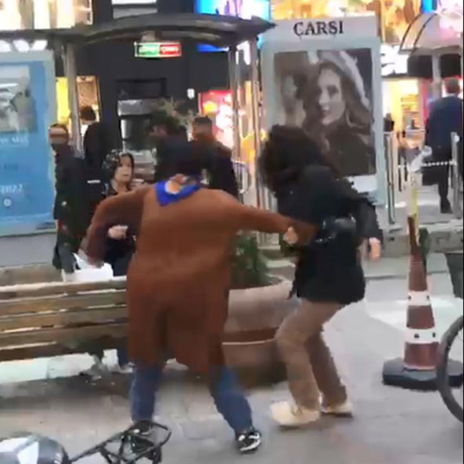 Çantasıyla çevredekilere saldırmıştı; bipolar teşhisi kondu