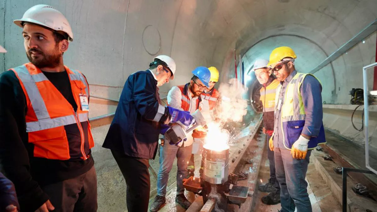 Anadolu yakasındaki 3 ilçeden geçecek, 8 istasyonlu, 10,9 kilometrelik çekmeköy-sancaktepe-sultanbeyli metro hattında ray kaynatma çalışmaları başladı.