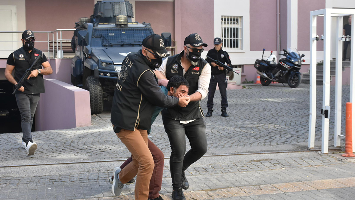 Cezaevi personelini taşıyan servis aracına saldırının faili adliyede