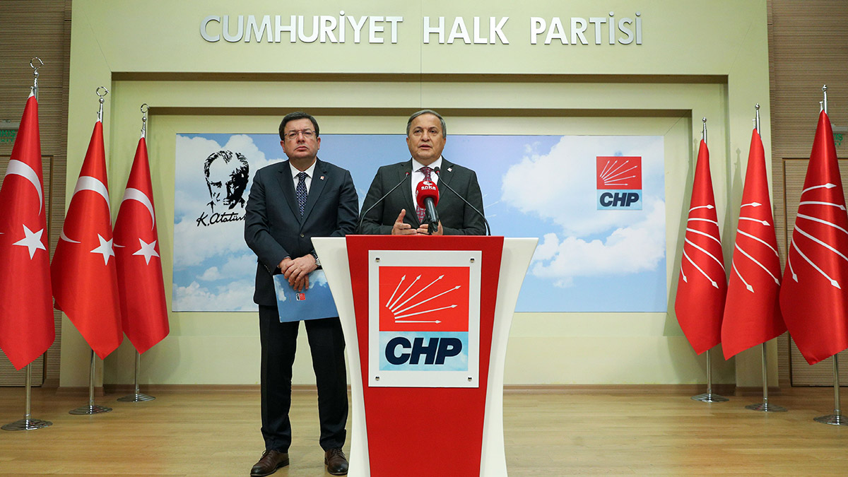 Bir kumpasla karşı karşıyayız